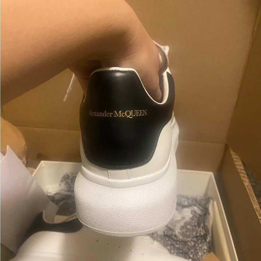Alexander McQueen Mens Oversized Sneaker White/Black - Picture 3 of 9